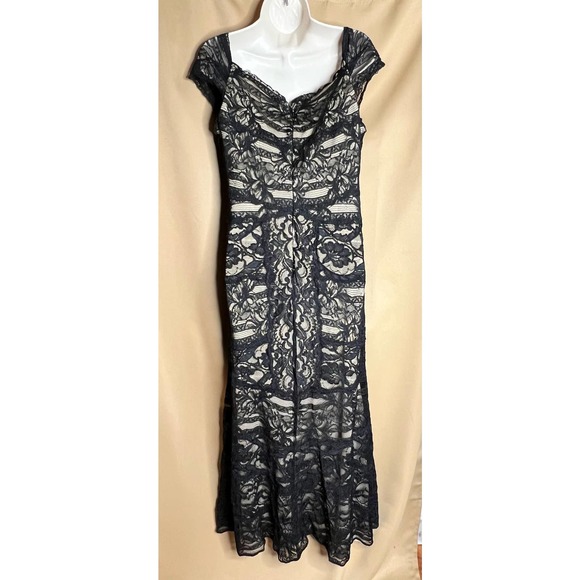 Nicole Miller Tempted By You Lace Gown in Black and Nude 16 - Picture 5 of 16